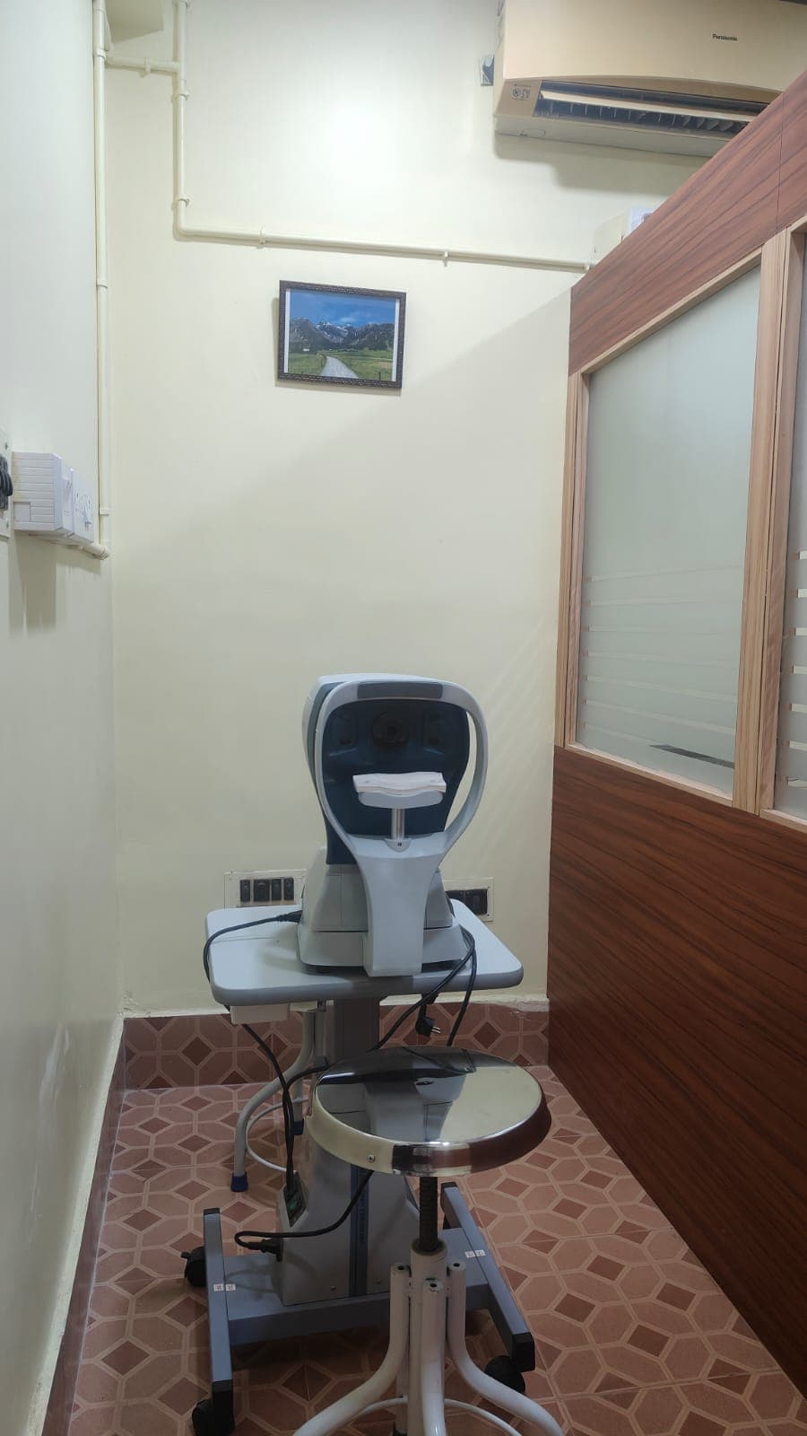 Diagnostic workstation with patient stool at iLightvision Eyecare